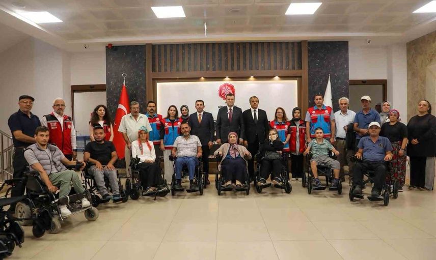Niğde'de hayırsever bağışıyla engellilere 21 akülü sandalye teslimi