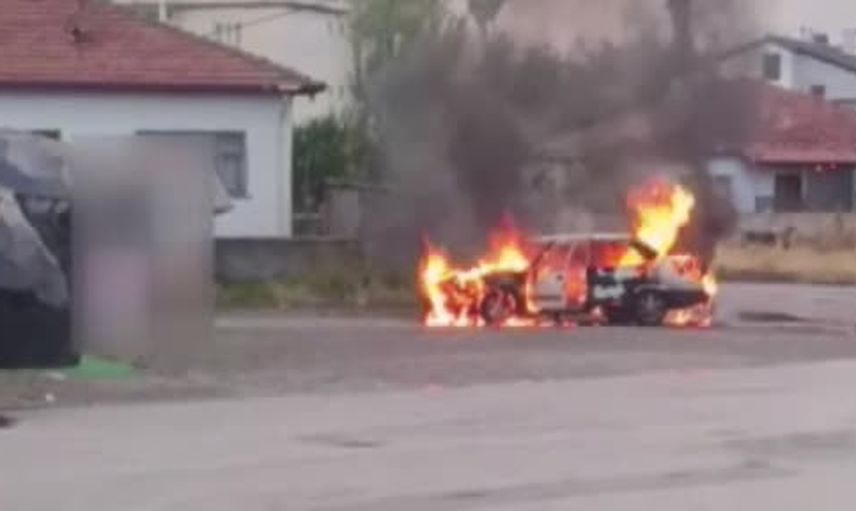 Pınarönü'de bilinmeyen nedenle alev alan otomobil hurdaya döndü