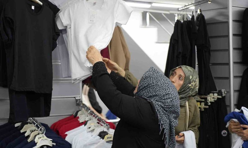 Okul formasında görünmeyen risk: parlak polyester ve etiket oyunları