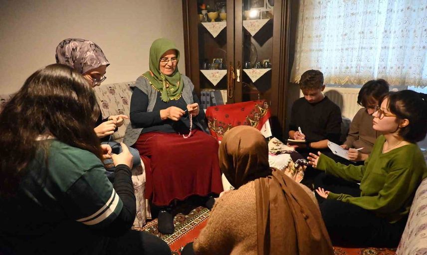 Sandıktan çıkan sessiz mektuplar: gençler yazma oyalarını belgeledi
