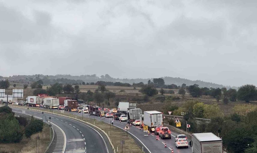 Karabük'te kemikli rampalarındaki yol çalışması İstanbul yönünde uzun kuyruklara yol açtı