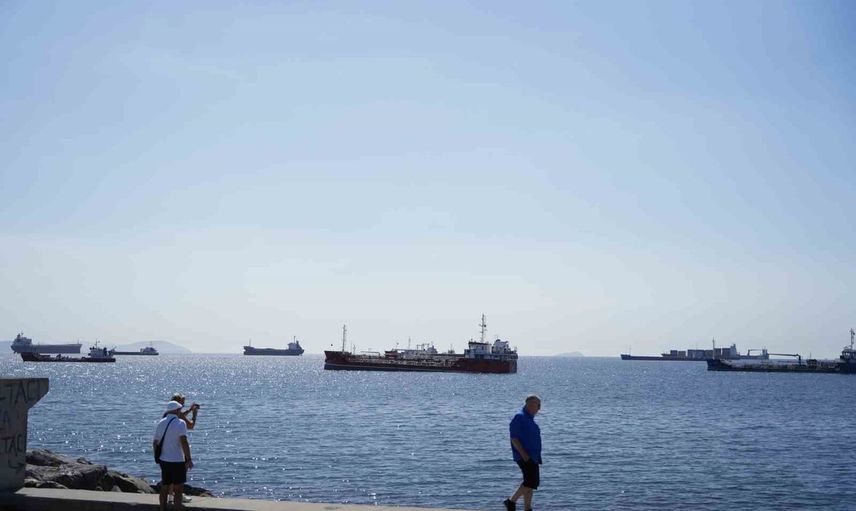 İstanbul açıklarında bekleyiş: Karadeniz gerilimi gemi trafiğini otoparka çevirdi
