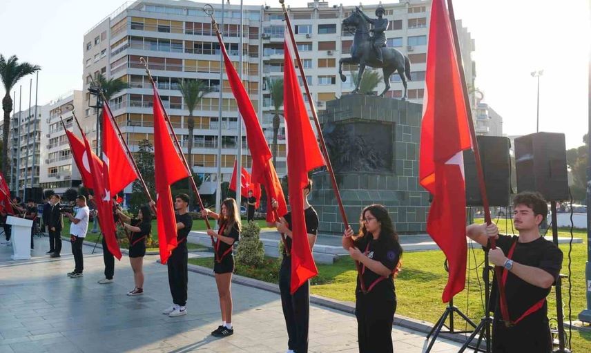 İzmir'de ders zilinin yeni sesi: 850 bin öğrenciyle eğitim yılı başladı