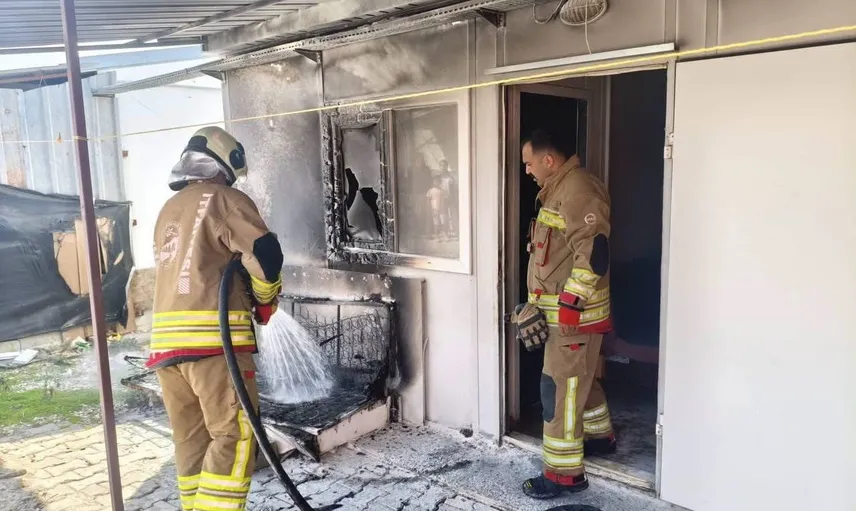 Antakya'da yangın depremzedelerin barındığı konteyneri kullanılamaz bıraktı