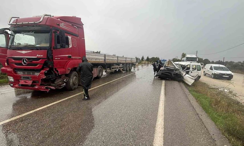 Yolcu hayatını kaybetti: Ödemiş'te tır ile kamyonet çarpıştı