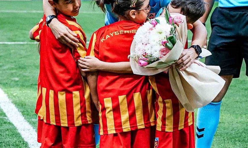 Kayserispor’dan kadın hakeme çiçekli destek