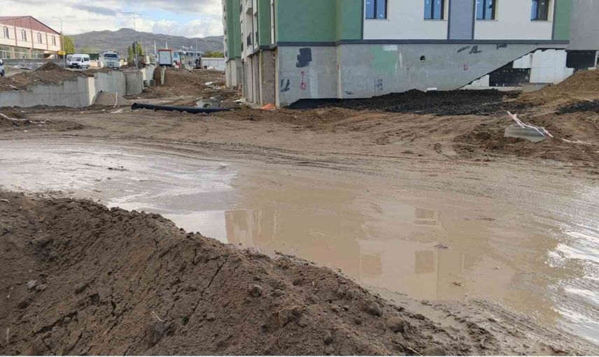 Muradiye'de okula ulaşım çamura takıldı