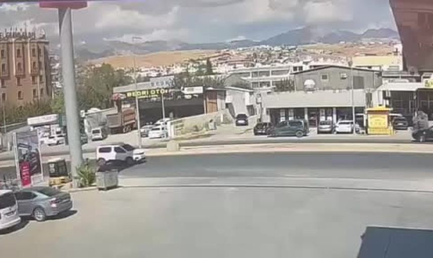 Silopi'de ters yönde ilerleyen motosiklet kazası: 15 yaşındaki çocuk otomobilin altında kaldı