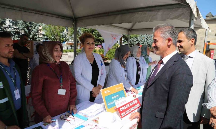 Erzurum Yakutiye Kent Meydanı'nda halk sağlığı şenliği katılımı artırdı
