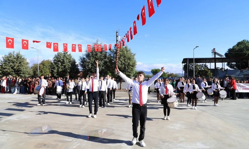 Karpuzlu'da 29 Ekim coşkusu öğrencilerin gösterileriyle sahne aldı