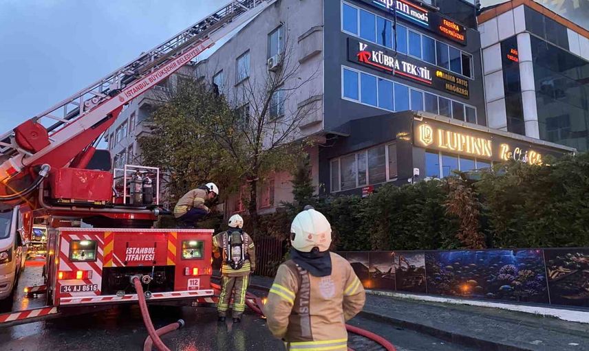 Rüzgârın etkisiyle büyüyen çatı yangını Küçükçekmece'de bitişik iş yerine sıçradı