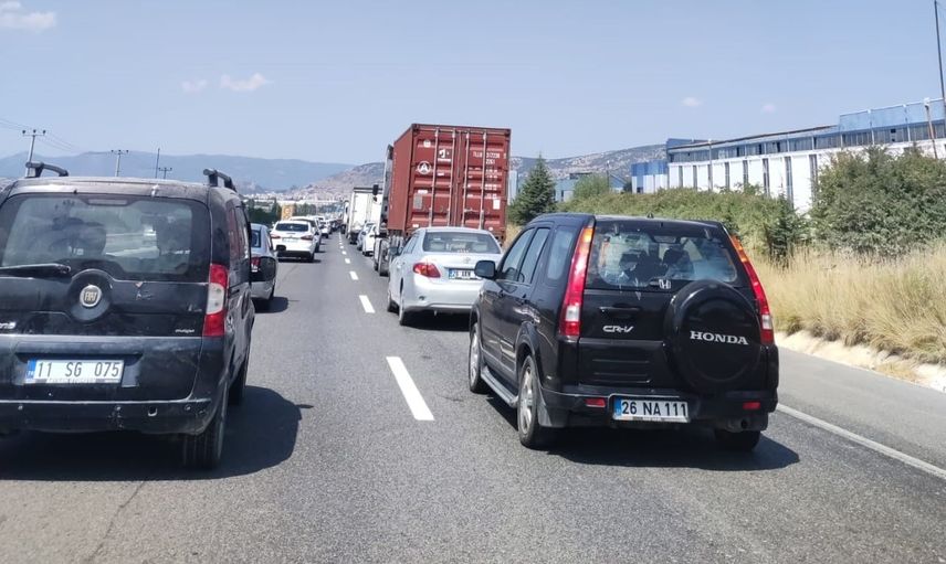 Bilecik'te yol çalışması trafikte aksamalara yol açtı, yaklaşık 3 kilometrelik kuyruk oluştu