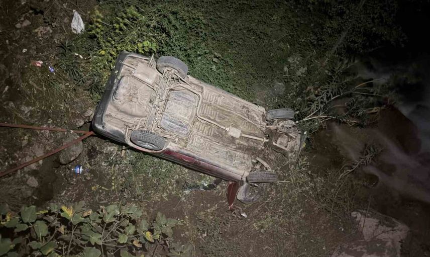Köprü korkuluklarını kıran otomobil 5 metre yükseklikten dereye düştü