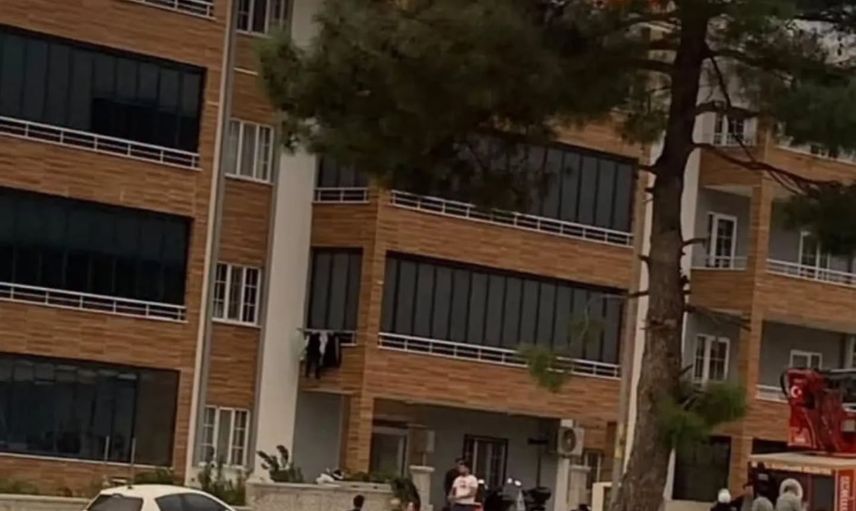Buldan'da çatıyı saran alevler apartmanı tahliye ettirdi