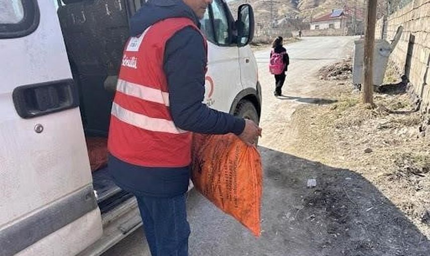 Kızılay'dan Muradiye'de yalnız yaşlılara kış desteği
