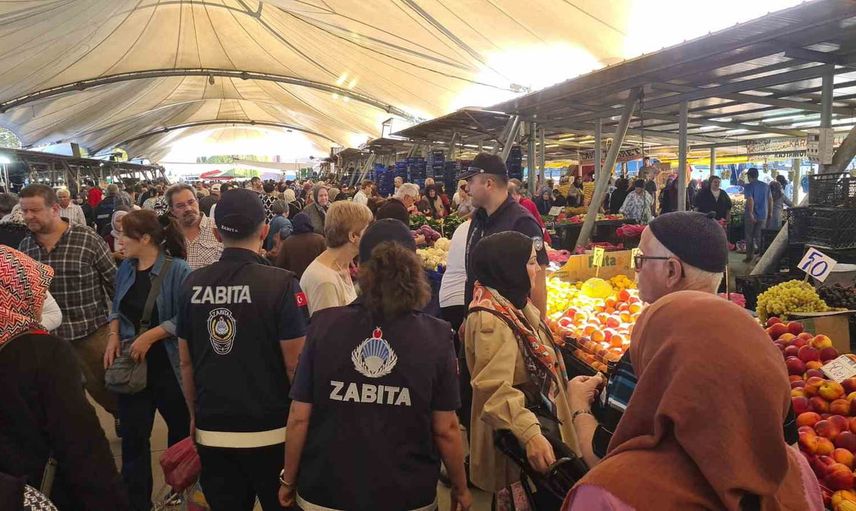 Zabıta ekipleri Çaycuma pazarında doğru etiketleme ve poşet kullanımını denetledi
