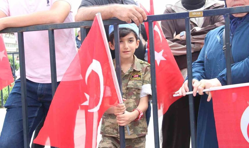 Sivas'ta zafer coşkusu: güvenlik güçlerinden görkemli tören geçişi