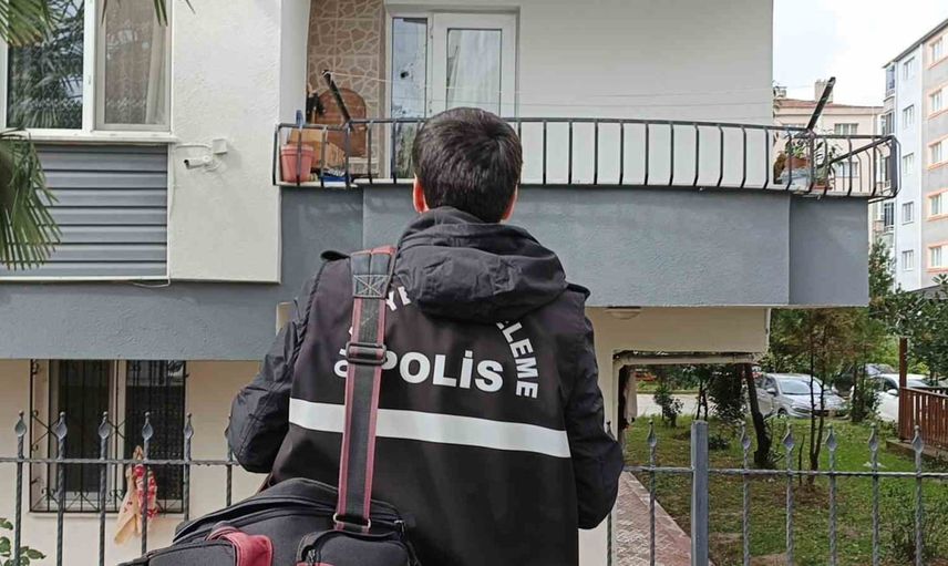 Evde oynayan genç tüfeğin ateş alması apartmanda paniğe neden oldu