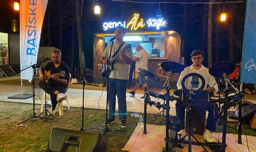 Başiskele sahilinde pazar ezgileri gençlerin sahne deneyimi oluyor