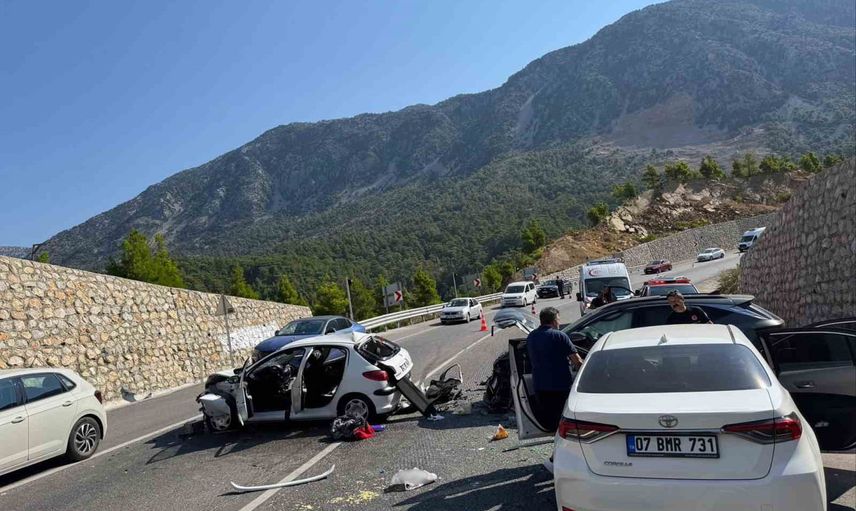 Şerit ihlali zincirleme kazaya neden oldu: aynı araçtaki 4 kişi yaralandı