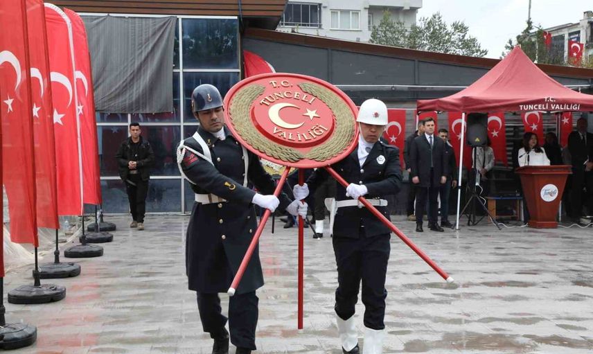 Tunceli'de 103. yıl coşkusu Atatürk heykeline çelenkle başladı