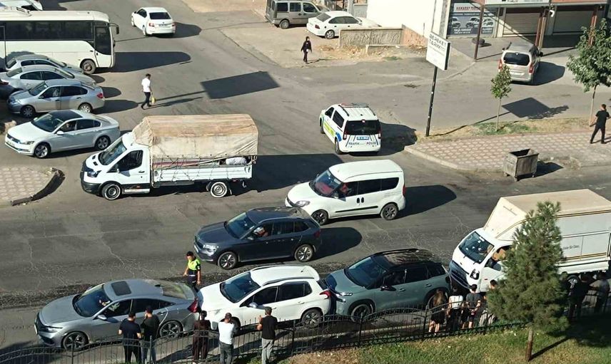 Batman'da Yeni Siirt Çevre Yolu'nda dört aracın karıştığı zincirleme kaza maddi hasarla sonuçlandı