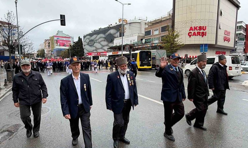 Sultanbeyli'de 103. yıl coşkusu: ortak yürüyüş ve çelenk töreni