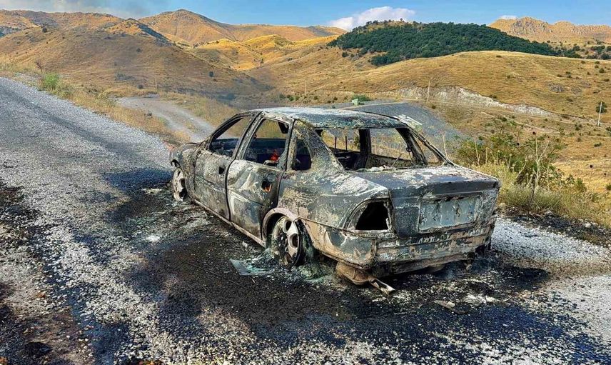 Motoru tutuşan otomobil yarım saatte kullanılamaz hale geldi
