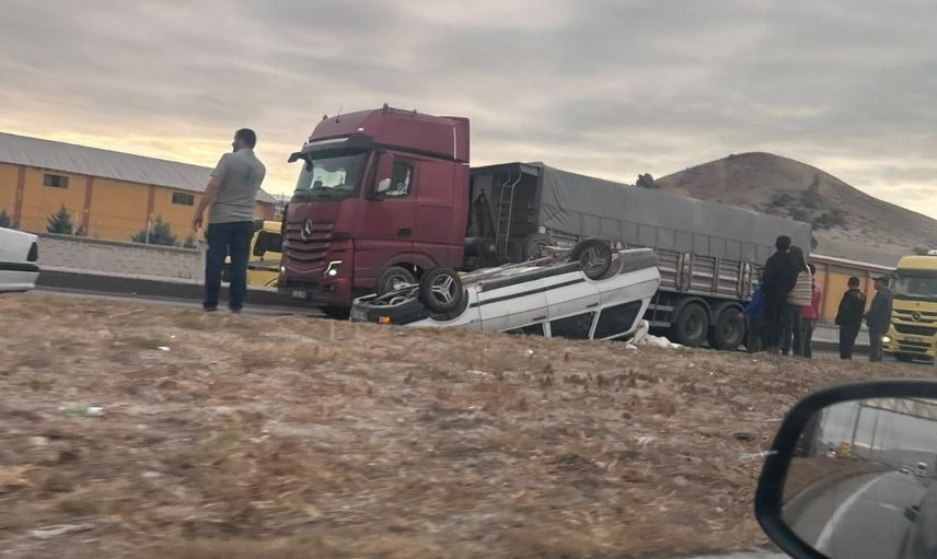 Karapınar'da şerit değişimi kaza getirdi: otomobil devrildi, 1 yaralı