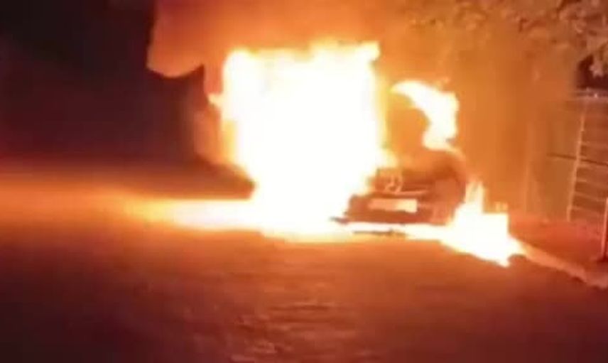 Edirne'de park halindeki otomobil motorundaki kıvılcıcımlarla alev aldı ve kullanılamaz hale geldi