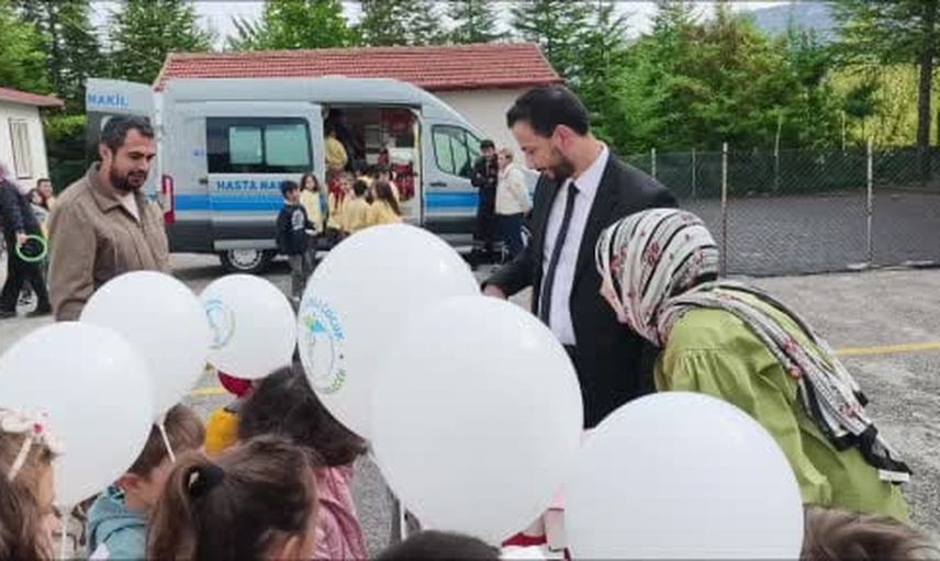 köy okulunda ağız sağlığı ve meyve dağıtımıyla sağlıklı gelecek yatırımı