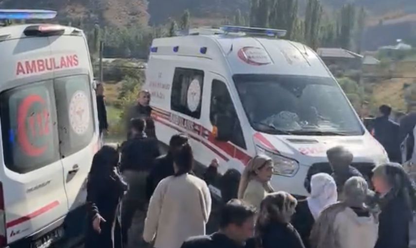 Hakkari'de Şemdinli-Yüksekova yolunda kafa kafaya çarpışma: 2 yaşındaki çocuk hayatını kaybetti, 7 yaralı