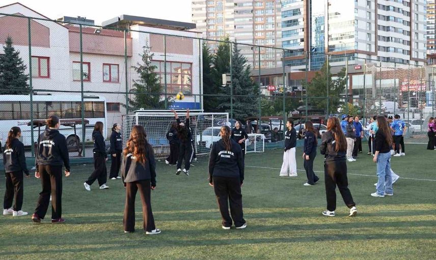 Pursaklar'da yeni sezon coşkusu: genç sporcular sahneye çıktı