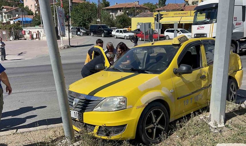 Hitit kavşağında kaza: ticari taksi kaldırıma çıktı, sürücü hastaneye kaldırıldı