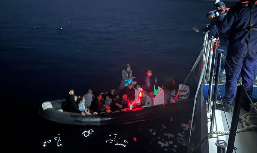 Gökçeada açıklarında kurtarma: motoru arızalanan bottaki 14 kişi kurtarıldı