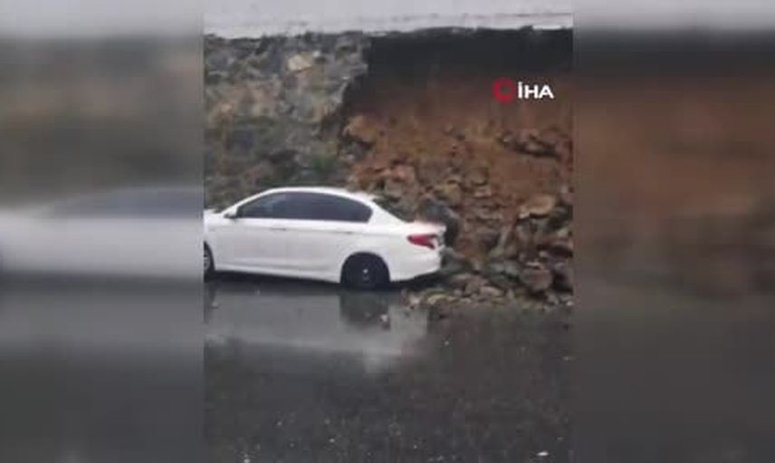 Sultangazi'de sağanak sonrası duvar park halindeki araca çöktü