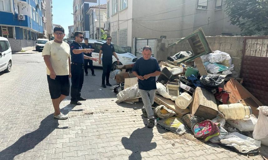 Edremit sokaklarında izinsiz moloz ve eşya terkine müdahale sürüyor