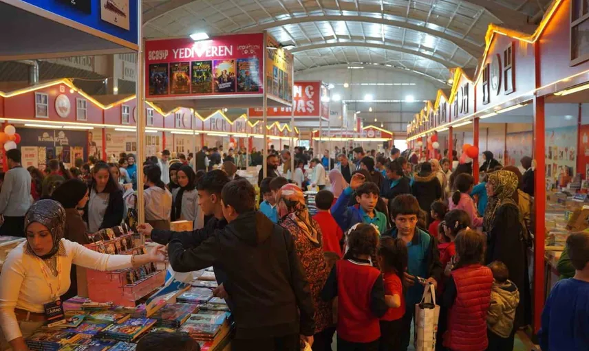 kâhta kitap günleri: on günde 70 bin ziyaretçi, 40 bin kitap satışıyla kültür hareketliliği