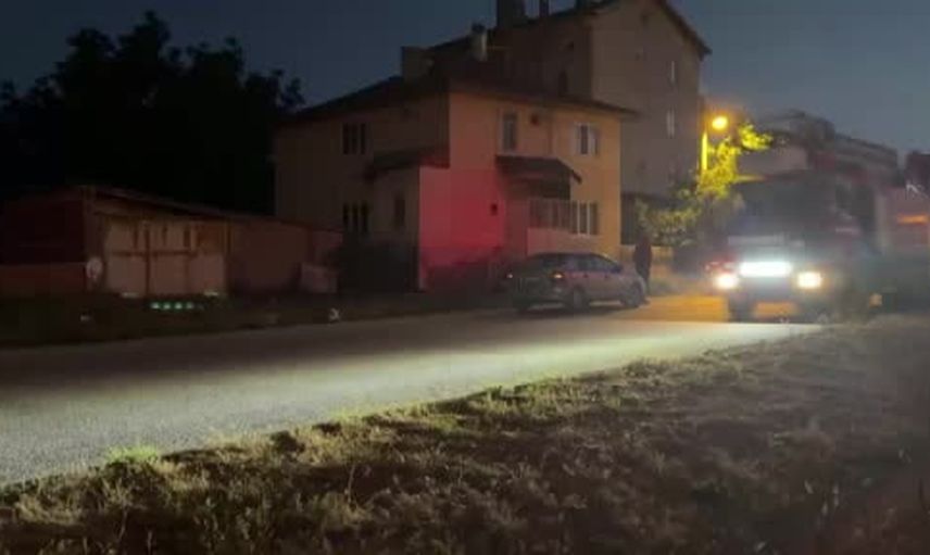Şarkikaraağaç'ta iki otomobil çarpıştı: tarlaya uçan araçta 4 kişi yaralandı