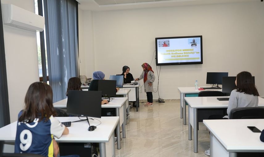 Kocasinan'da gençler teknolojiyle üretime hazırlanıyor