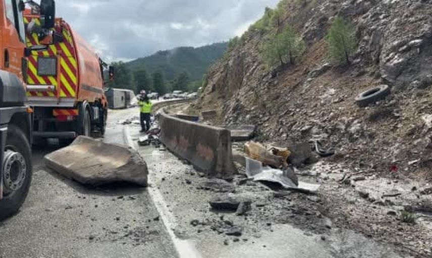Kazak tünelleri çıkışında devrilen yolcu otobüsü: 1 ölü, 7 yaralı