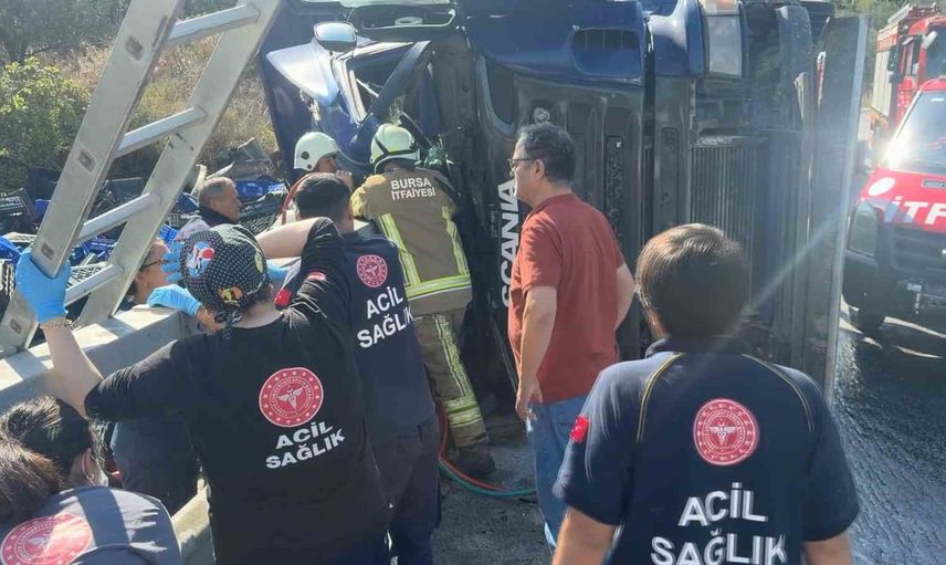 İznik'te virajı kaçıran kamyon park halindeki araca çarptı: 1 ölü, 1 yaralı