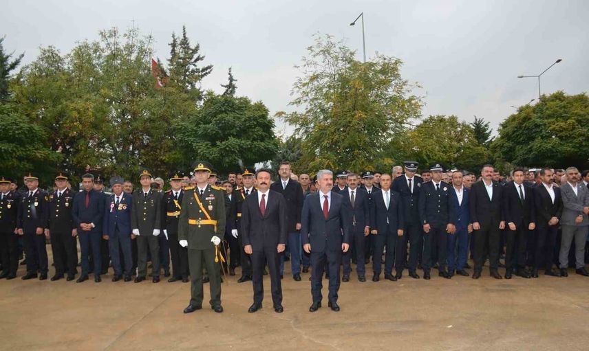Besni'de cumhuriyet coşkusu çelenk töreniyle açıldı