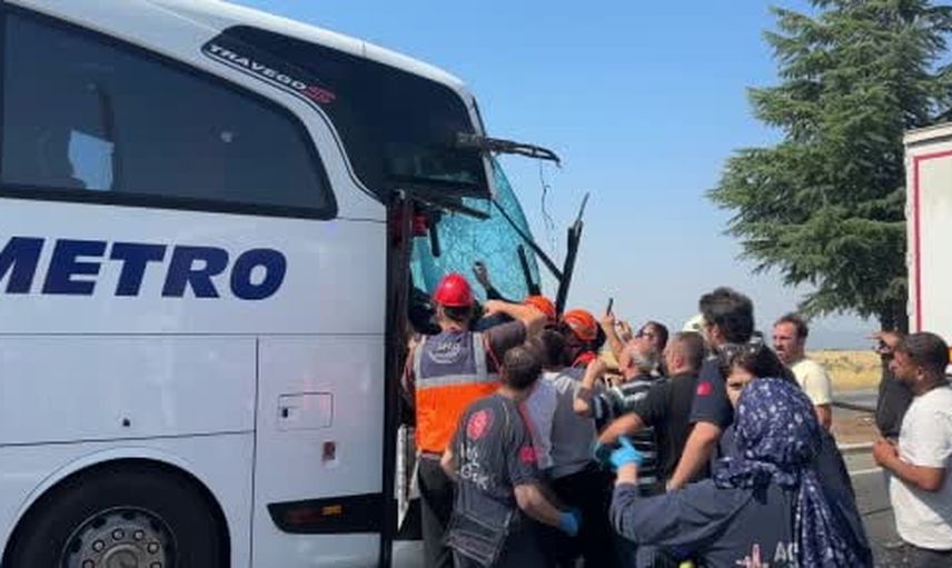 Muavin sıkıştı, 8 yolcu hastaneye kaldırıldı: Uşak'ta otobüs-kamyon kazası