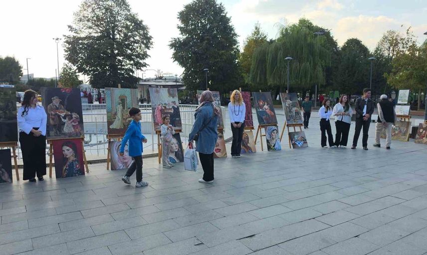 Millet bahçesi sanatla doldu: liselilerin eserleri meydanı renklendirdi