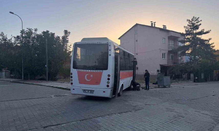 Uşak'ta mahalle kavşağında midibüsle otomobil çarpıştı: 4'ü çocuk 7 yaralı
