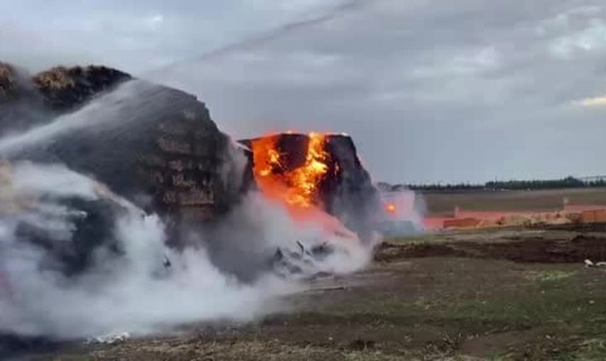 Gökten düşen kıvılcım: Sarımbey'de 500 ton saman yandı