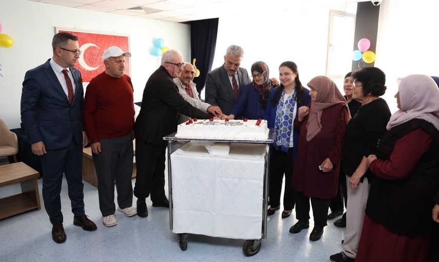 Vali Makas huzurevinde çınarlarla buluştu