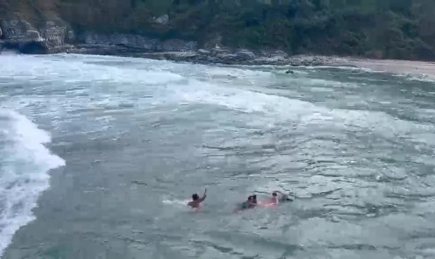 Kandıra'da yasağı hiçe sayan baba ve çocukları denizden kurtarıldı