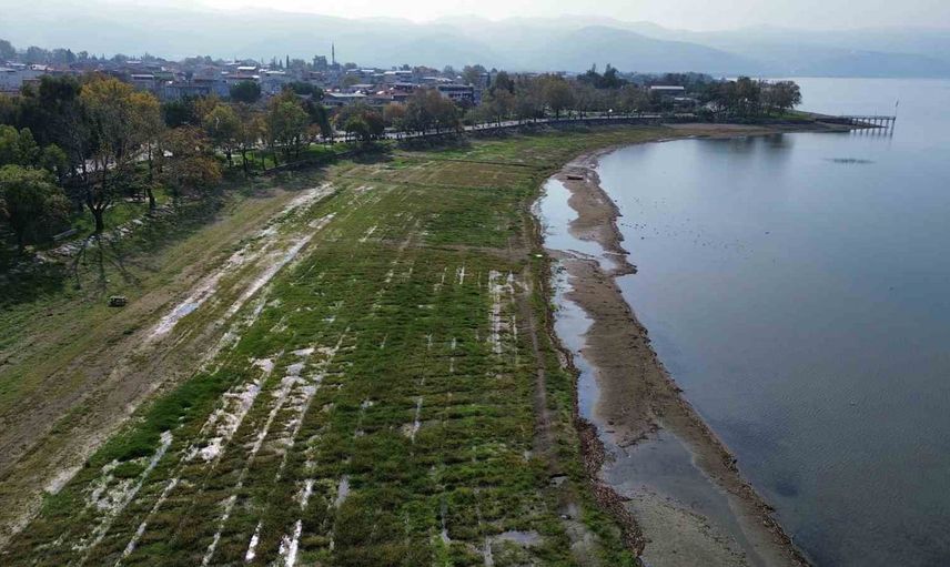 İznik gölü çekiliyor: yağışa rağmen su seviyesi neden düşüyor